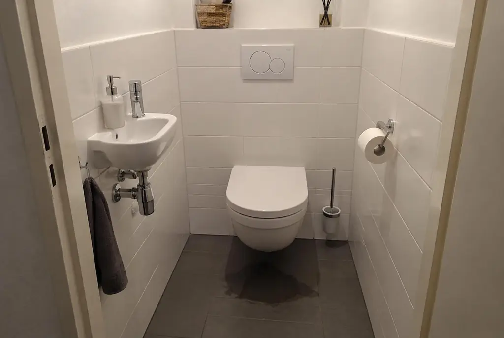 Lekdetectie Hoogland – natte vloer bij een toilet