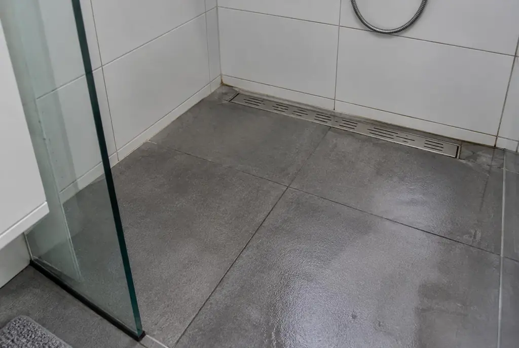 Lekdetectie Hoogland – lekkende inloopdouche met natte voegen