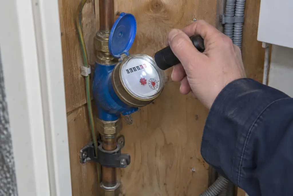 Lekdetectie Hoogland – watermeter in de meterkast controleren met een zaklamp
